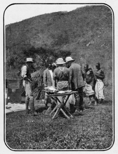 Diskussion der Lage: eine Konferenz im Lager, aus einem Artikel mit dem Titel Zu den Bergen des Mondes veröffentlicht in The Graphic, 27. Oktober 1906 von English Photographer